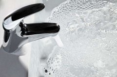 水中出现白色泡沫是什么原因? 水中出现白色泡沫是什么原因?